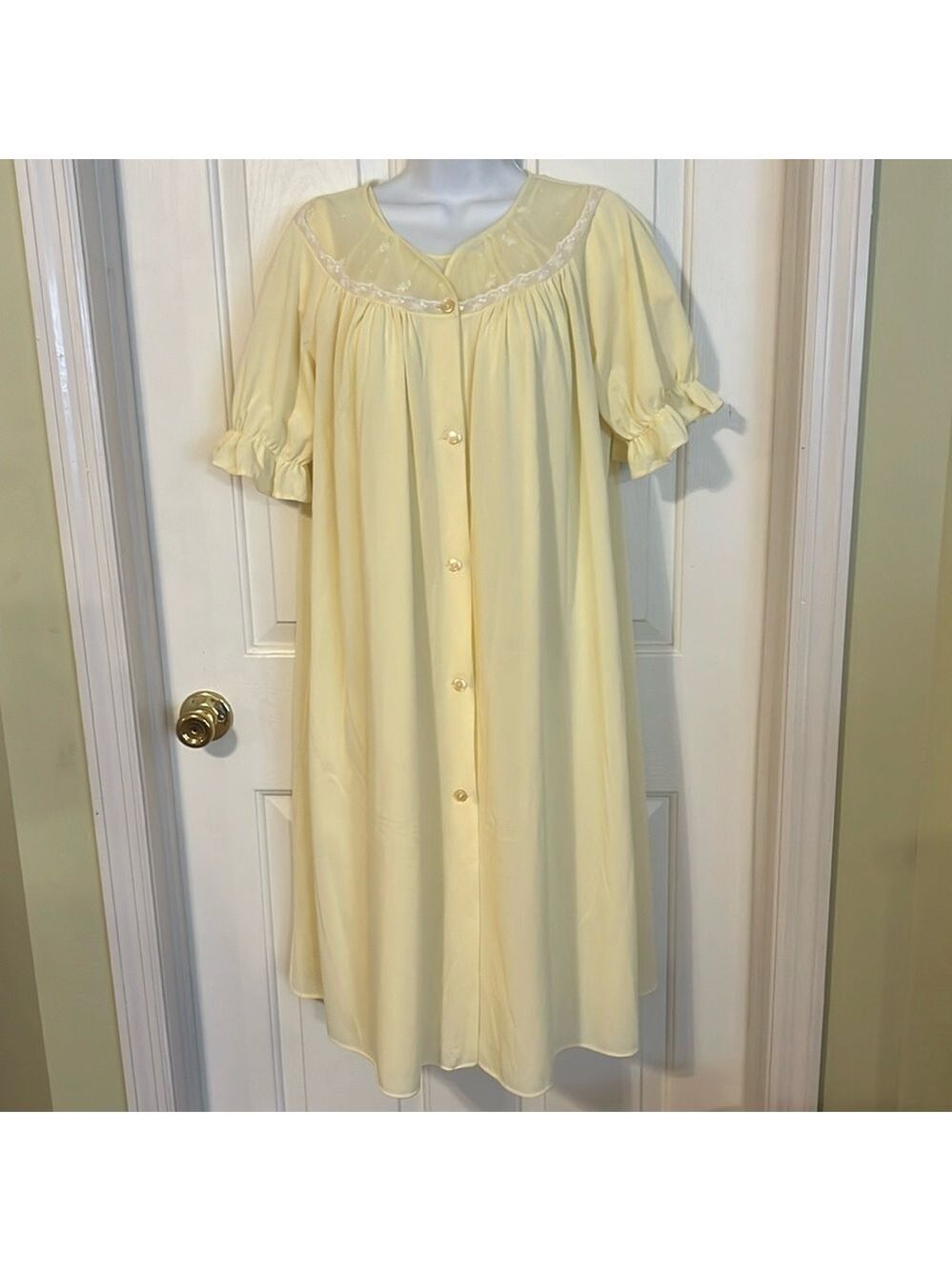 Shadowline vintage robe and nightgown. Size S. Preowned, good condition.